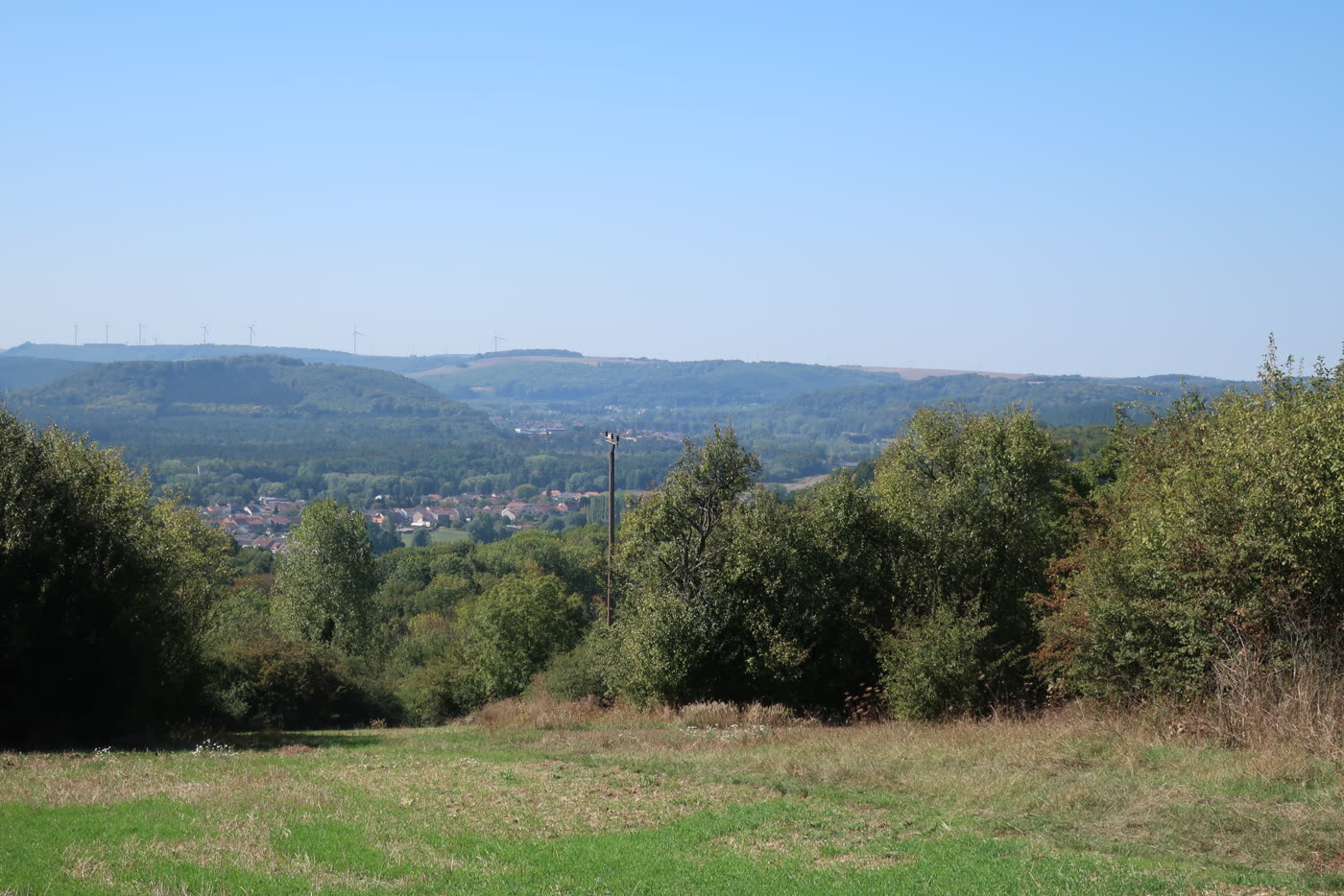 Blick vom Europadenkmal bei Berus über die Hügel Richtung Frankreich Blick vom Europadenkmal bei Berus über die Hügel Richtung Frankreich