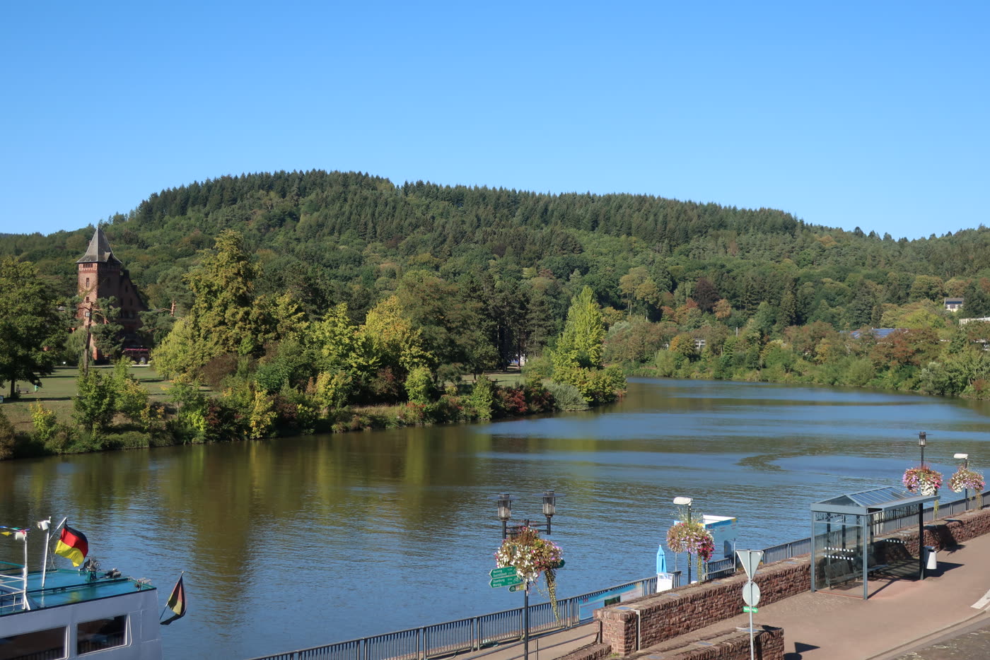 Blick auf die Saar bei Mettlach mit Ausflugsbooten am Ufer