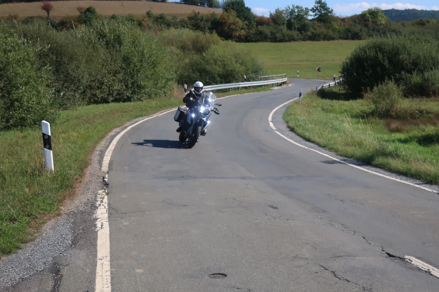 Motorrad in einer weiten Kurve auf dem Weg nach Berus Motorrad in einer weiten Kurve auf dem Weg nach Berus