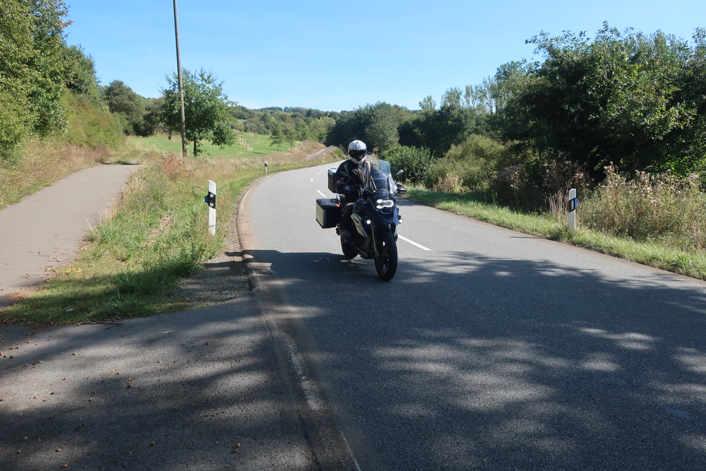 Motorrad auf der Landstraße Richtung St. Wendel